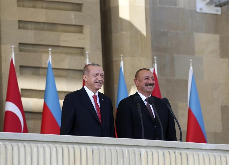Cumhurbaşkanı Erdoğan Azerbaycanda: Baküde sıcak kucaklaşma