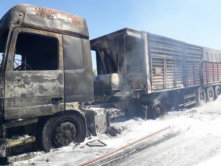 Seyir halinde alev alan TIR yandı