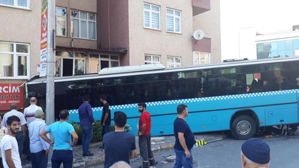 Halk otobüsü dükkana girdi