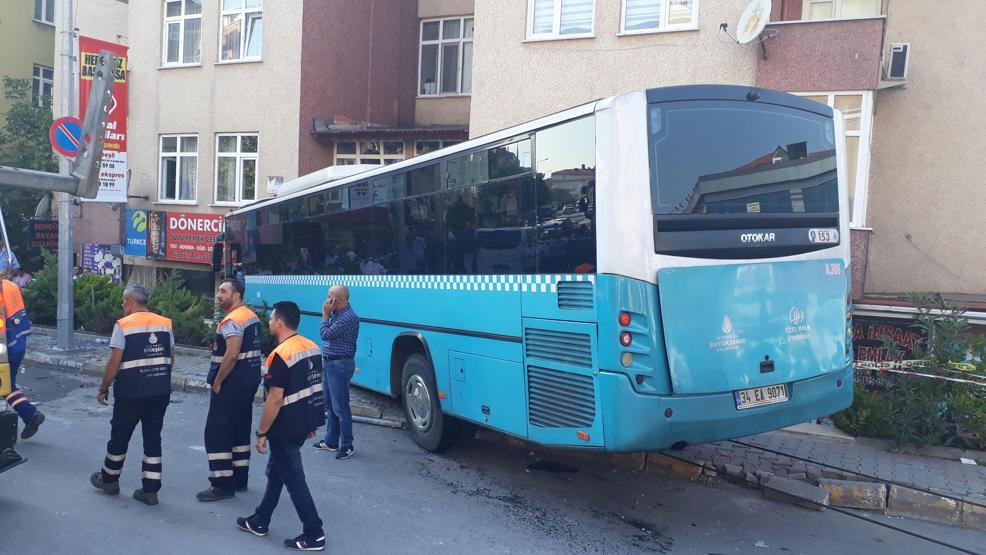 Halk otobüsü dükkana girdi