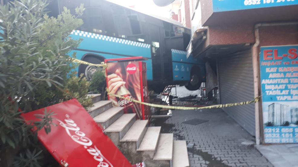 Halk otobüsü dükkana girdi