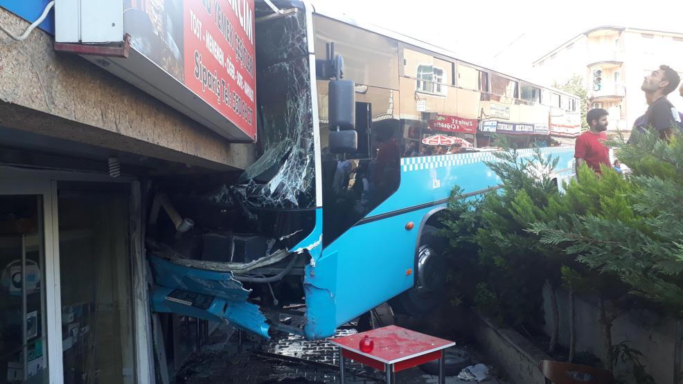 Halk otobüsü dükkana girdi