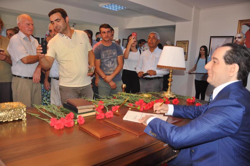 Adnan Menderesin heykelini görünce gözyaşlarını tutamadı