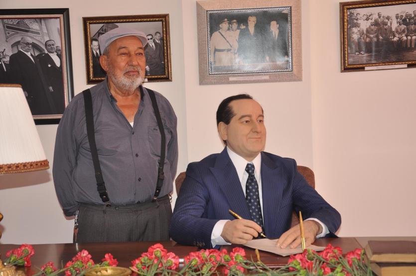 Adnan Menderesin heykelini görünce gözyaşlarını tutamadı