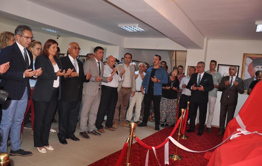 Adnan Menderesin heykelini görünce gözyaşlarını tutamadı