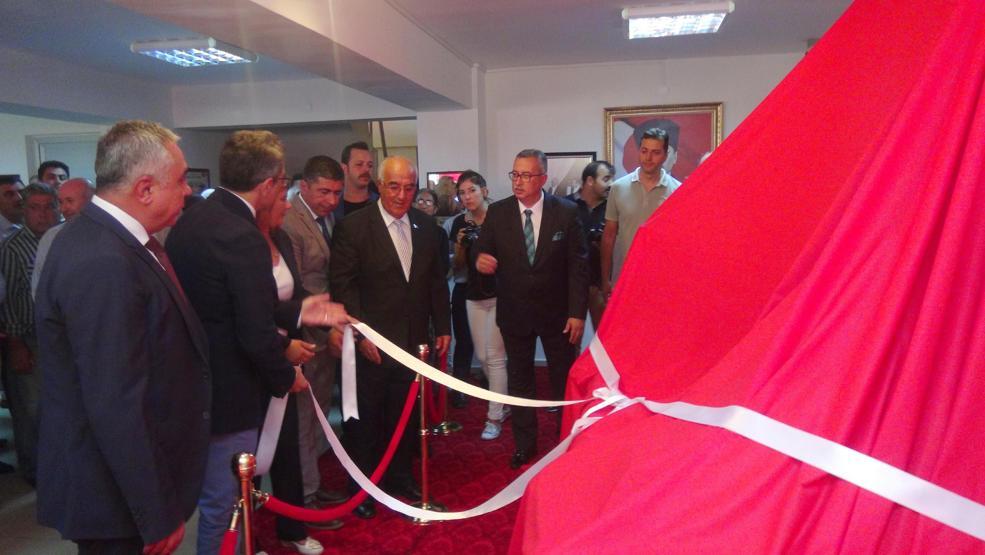 Adnan Menderesin heykelini görünce gözyaşlarını tutamadı