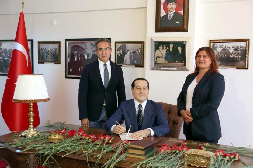 Adnan Menderesin heykelini görünce gözyaşlarını tutamadı