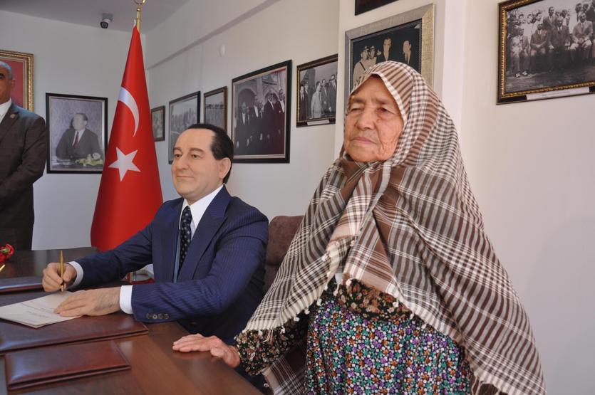 Adnan Menderesin heykelini görünce gözyaşlarını tutamadı