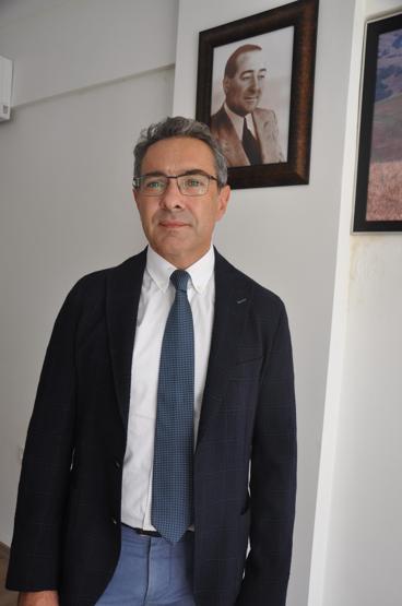 Adnan Menderesin heykelini görünce gözyaşlarını tutamadı