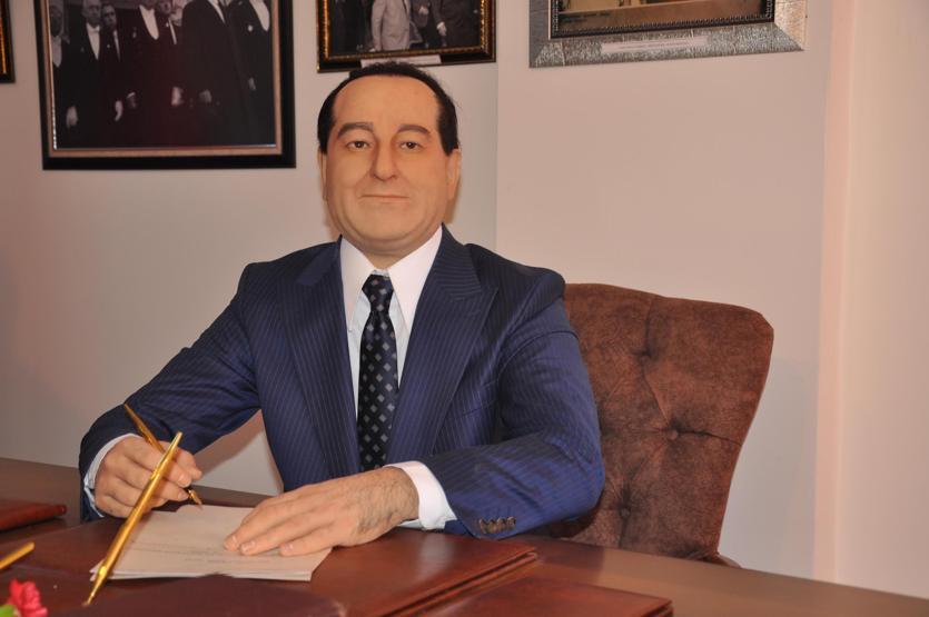 Adnan Menderesin heykelini görünce gözyaşlarını tutamadı