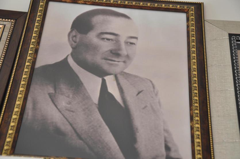 Adnan Menderesin heykelini görünce gözyaşlarını tutamadı