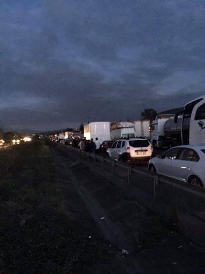 Asit yüklü kamyon kaza yaptı, asit yola saçıldı: 1 yaralı