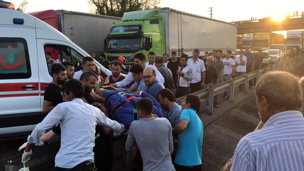 Asit yüklü kamyon kaza yaptı, asit yola saçıldı: 1 yaralı