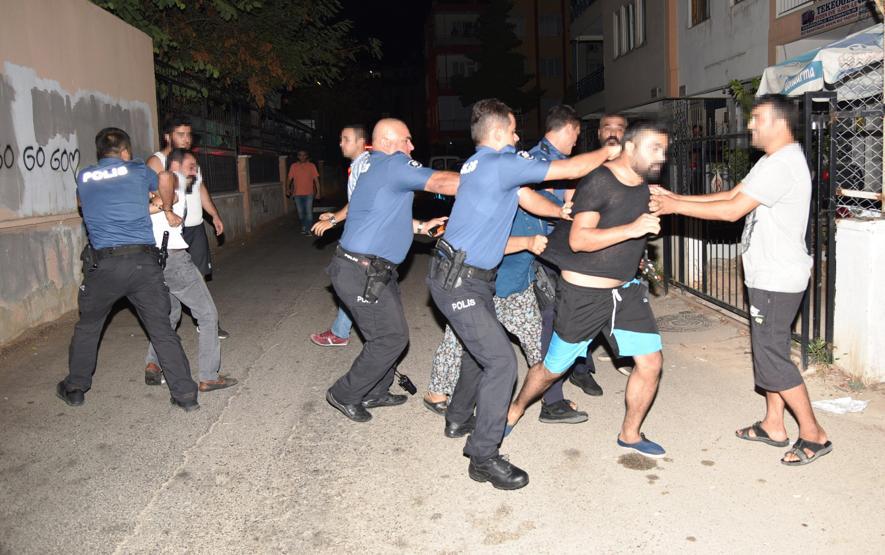 Mahalle kavgası: Dedikodu nedeniyle aileler birbirine girdi