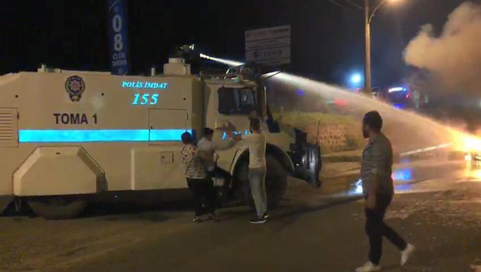 Cinayeti protesto etmek için yolu kestiler