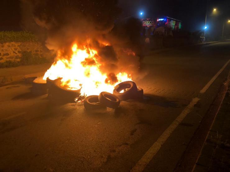 Cinayeti protesto etmek için yolu kestiler