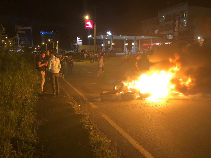 Cinayeti protesto etmek için yolu kestiler