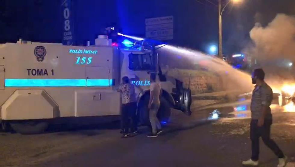 Cinayeti protesto etmek için yolu kestiler