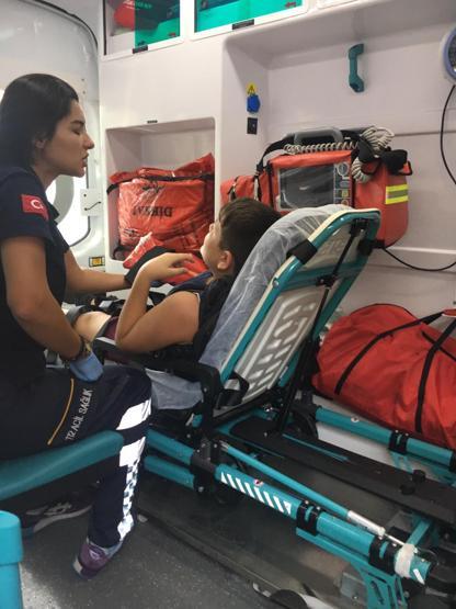 Ambulansa binmek istemedi: Polis amca ne olur, annemi bekleyelim