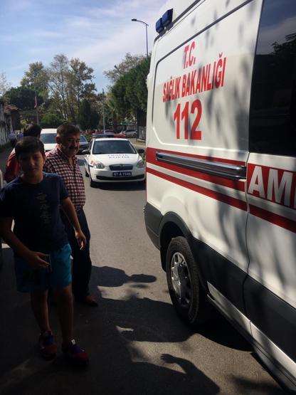 Ambulansa binmek istemedi: Polis amca ne olur, annemi bekleyelim