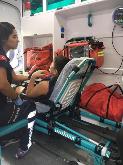 Ambulansa binmek istemedi: Polis amca ne olur, annemi bekleyelim
