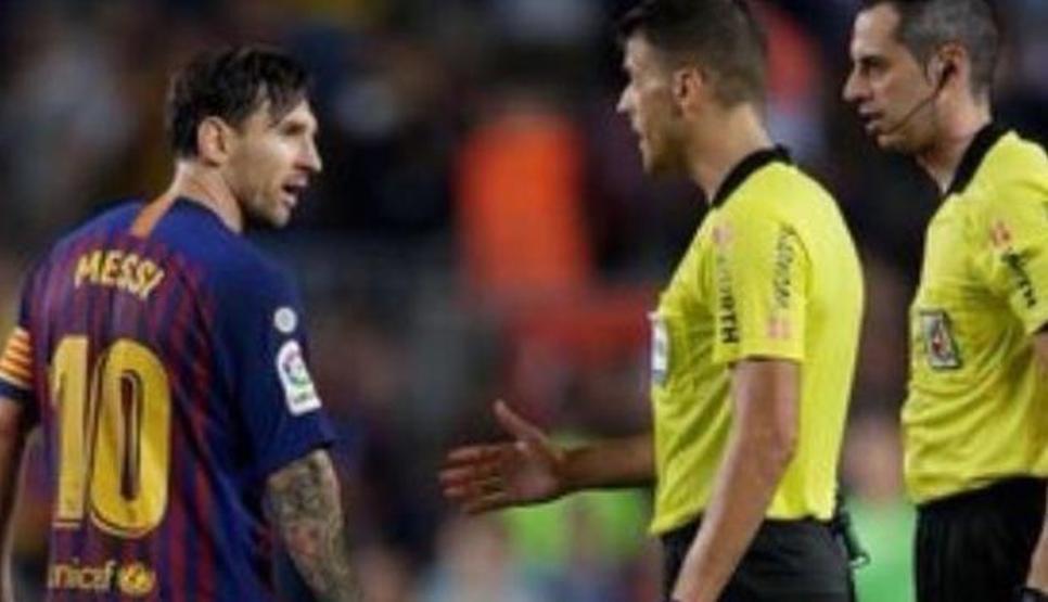 Messi hakemin elini sıkmayı reddetti