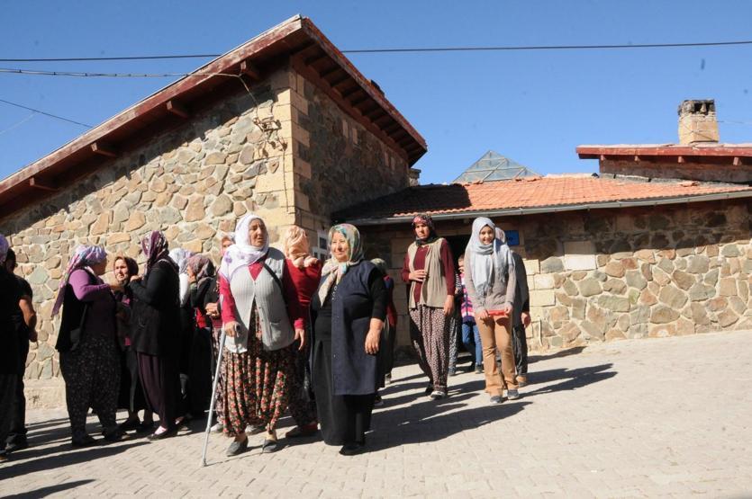51 yıllık okul kapatıldı, öğrenciler gözyaşlarına boğuldu