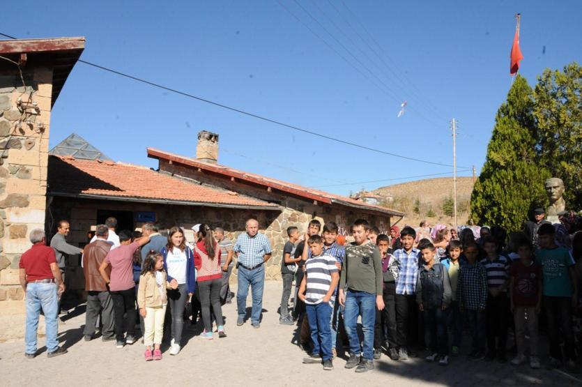 51 yıllık okul kapatıldı, öğrenciler gözyaşlarına boğuldu