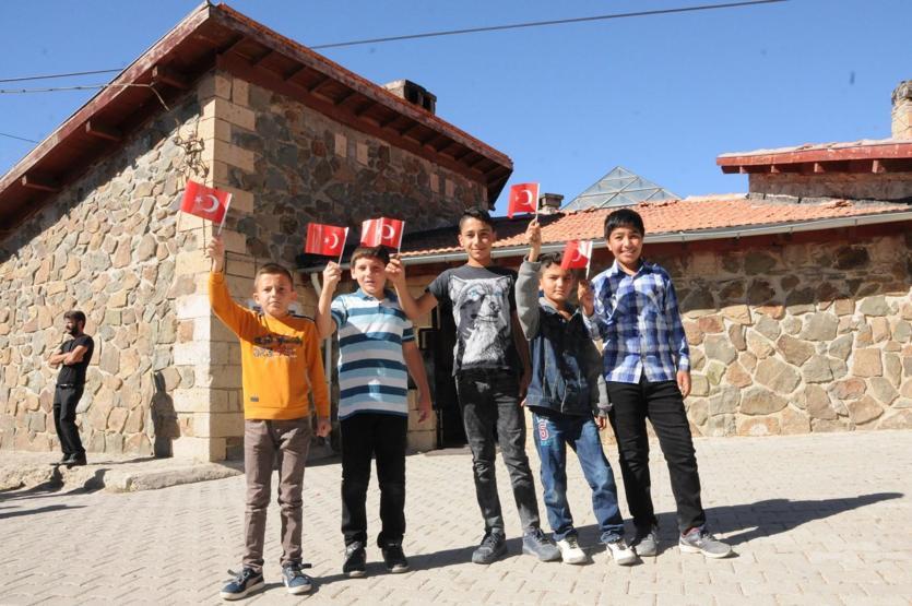51 yıllık okul kapatıldı, öğrenciler gözyaşlarına boğuldu
