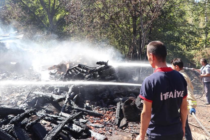 Kastamonuda yangında küle dönen köyde hasar tespiti
