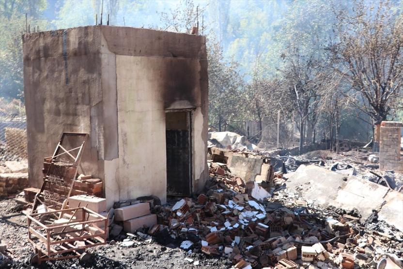 Kastamonuda yangında küle dönen köyde hasar tespiti