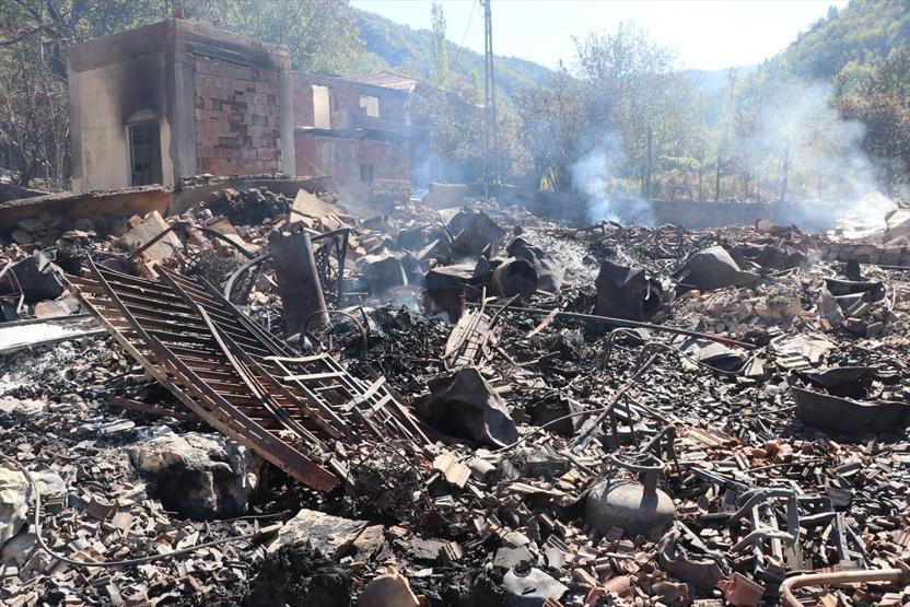 Kastamonuda yangında küle dönen köyde hasar tespiti