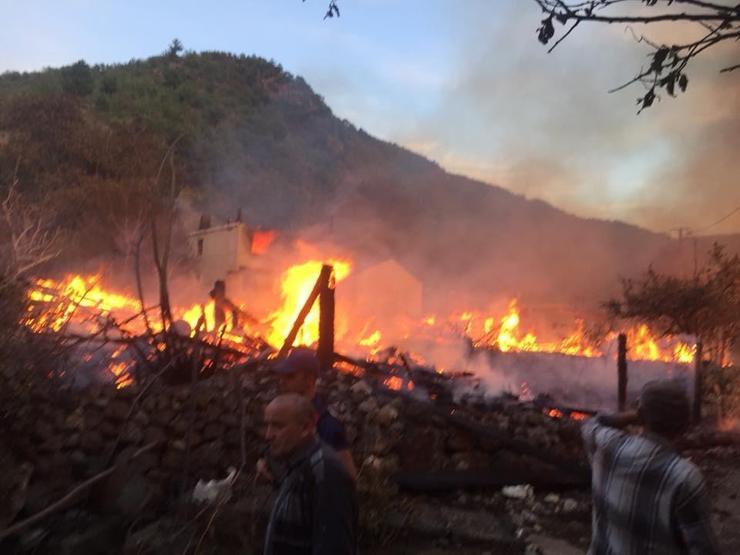 Kastamonuda yangında küle dönen köyde hasar tespiti