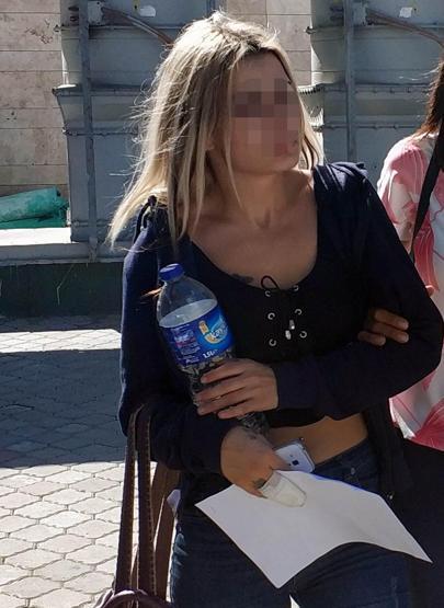 Genç kadın kavgada arkadaşının kulağını ısırarak kopardı