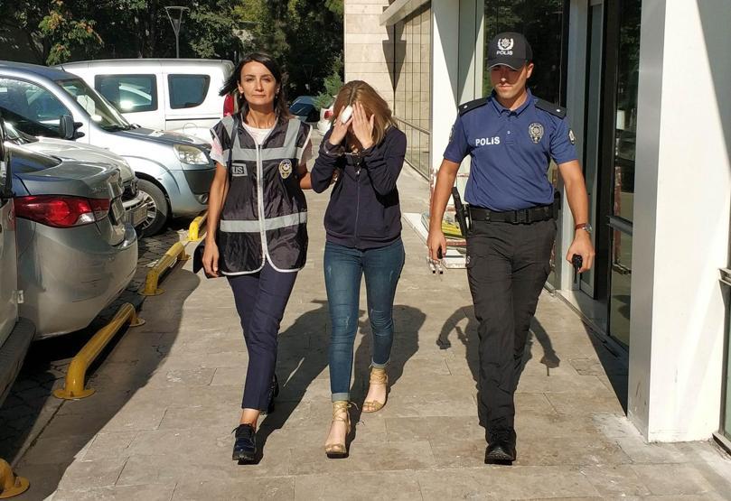 Genç kadın kavgada arkadaşının kulağını ısırarak kopardı