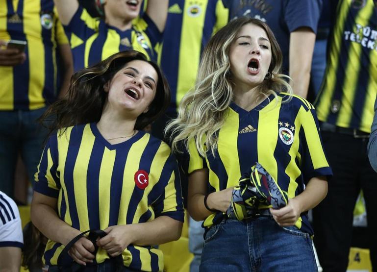 Fenerbahçe taraftarından derbi koreografisi