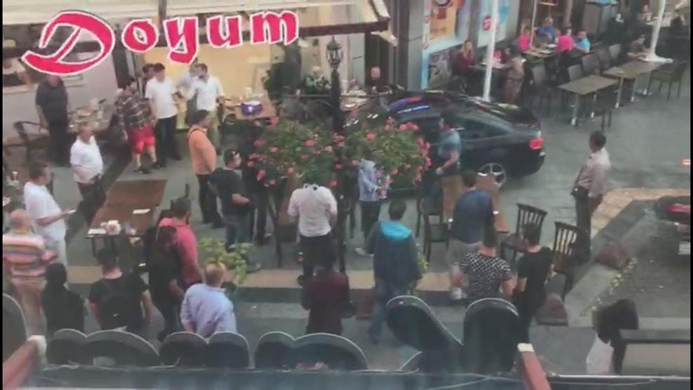 Polisten kaçarken otomobille insanların arasına daldı