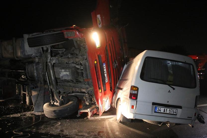 Anadolu Otoyolunda feci kaza: Minibüsün üzerine devrildi