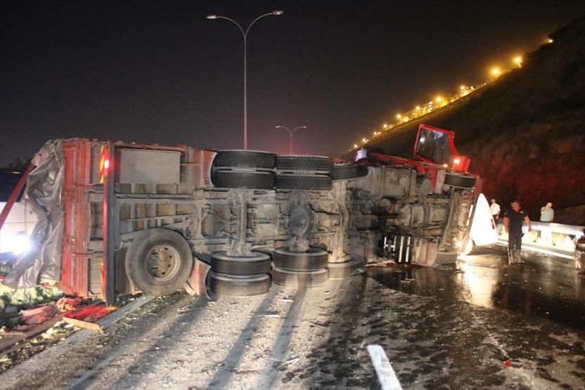 Anadolu Otoyolunda feci kaza: Minibüsün üzerine devrildi