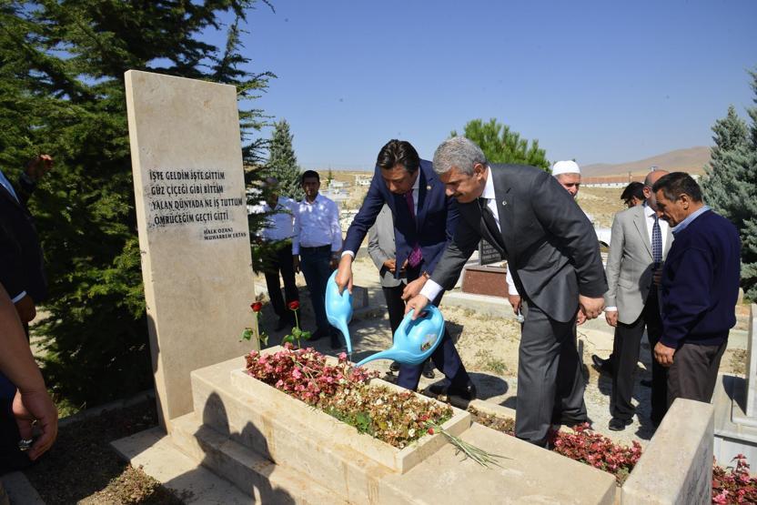 Bozkırın Tezenesi Neşet Ertaş, ölüm yıl dönümünde mezarı başında anıldı