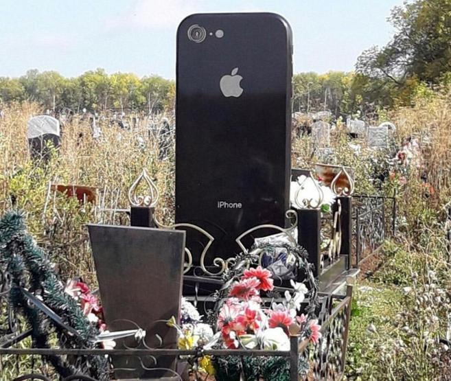 Ölen genç kız için iPhone şeklinde mezar taşı yapıldı