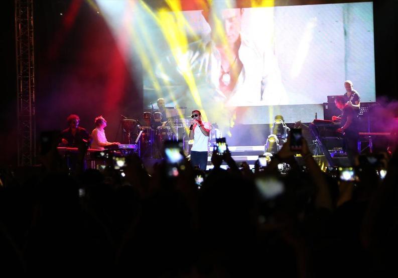 Mustafa Sandaldan üniversite öğrencilerine konser