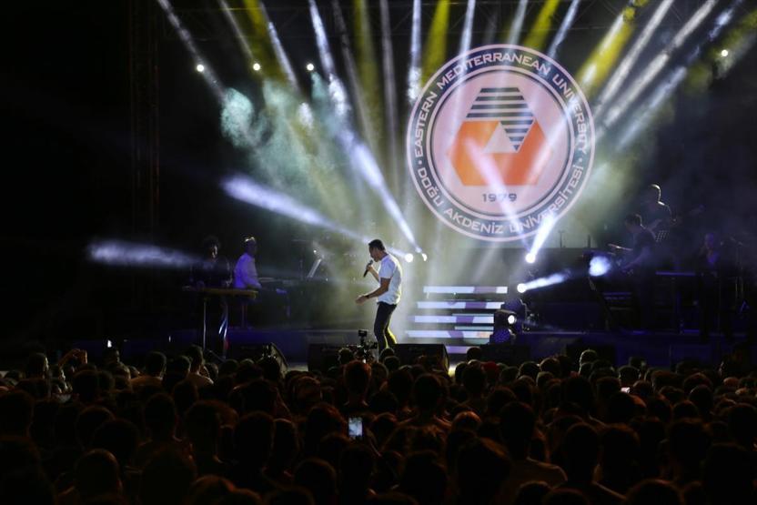 Mustafa Sandaldan üniversite öğrencilerine konser