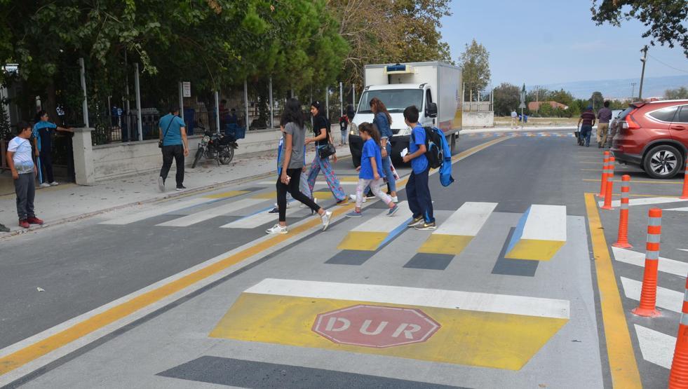 Sürücüler bu yaya geçidini görünce mecburen yavaşlıyor