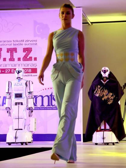 Robotlar podyumda mankenlerle boy ölçüştü