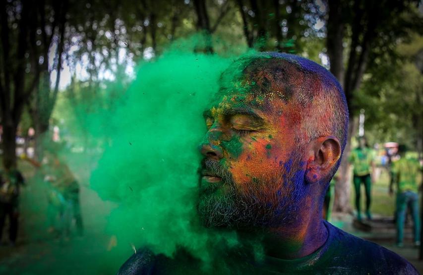 Renkli toz yağmurları altında koştular Bursada renkli koşu festivali