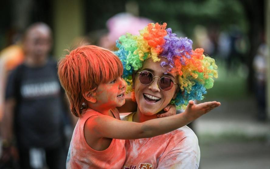 Renkli toz yağmurları altında koştular Bursada renkli koşu festivali