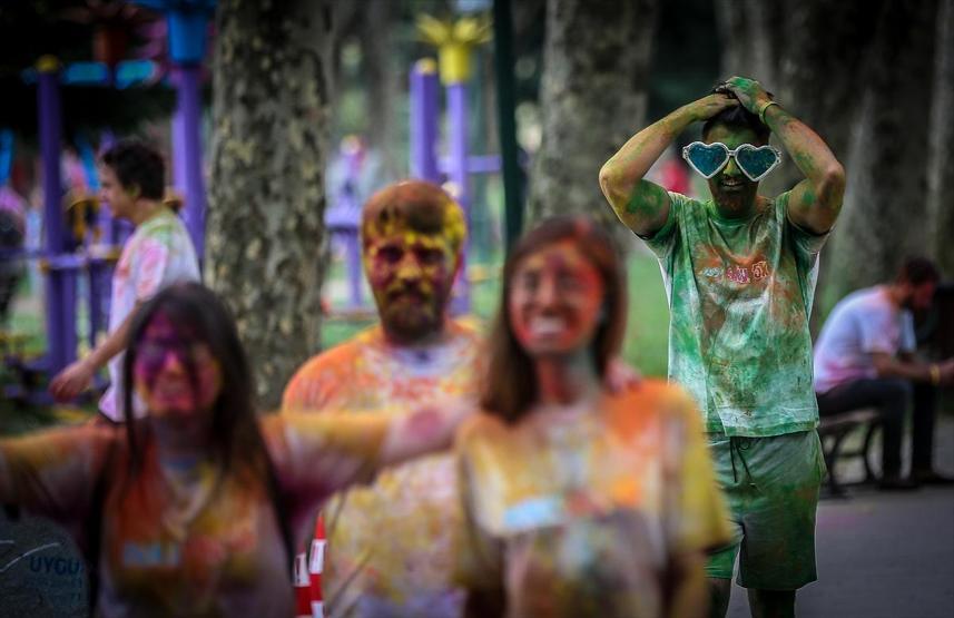 Renkli toz yağmurları altında koştular Bursada renkli koşu festivali