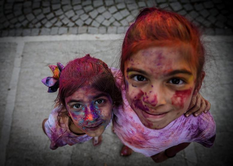 Renkli toz yağmurları altında koştular Bursada renkli koşu festivali