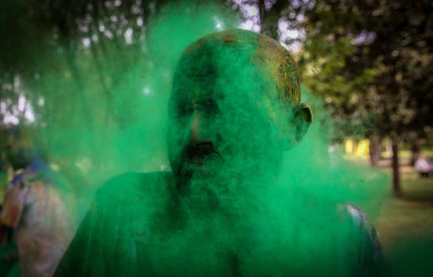 Renkli toz yağmurları altında koştular Bursada renkli koşu festivali
